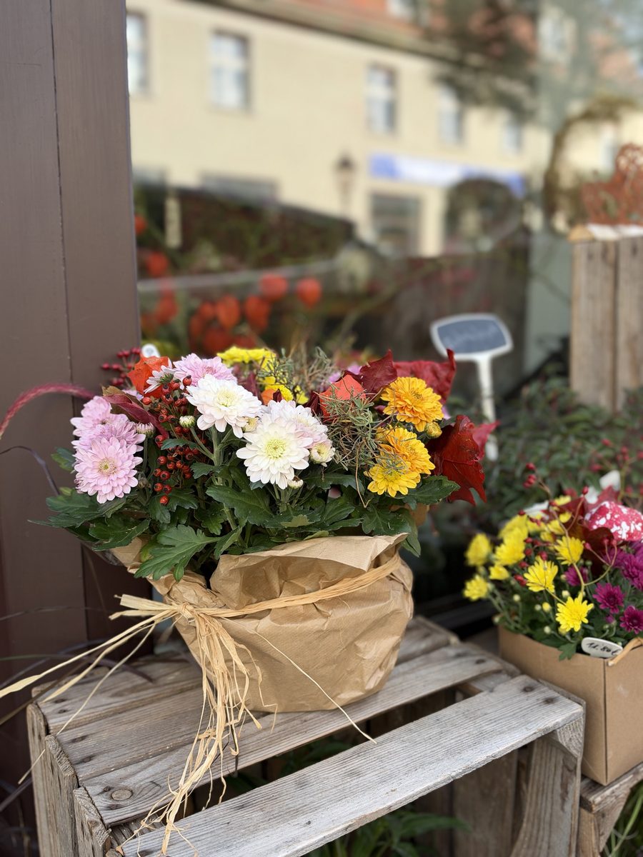 Herbstliches Gesteck in Kraftpapier verpackt